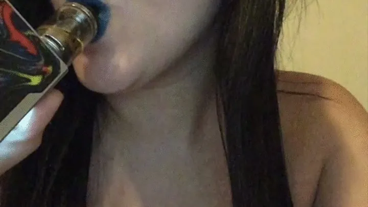 Gothic Roxanne Vaping