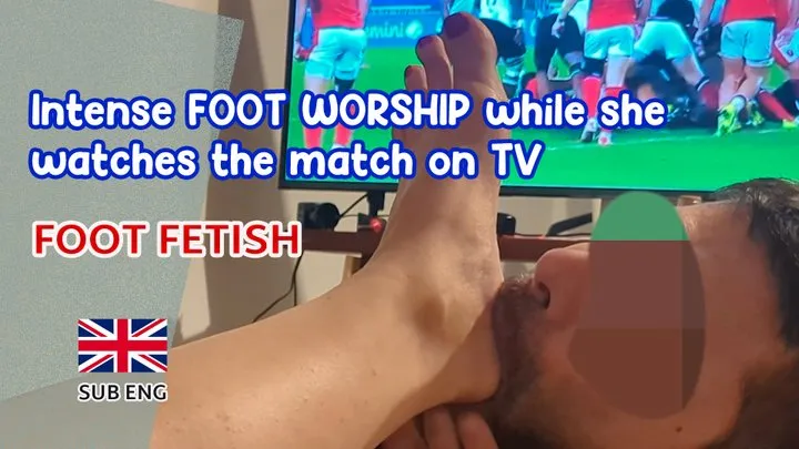 Intense foot worship while she watches TV [SUB ENG] foot fetish foot worship, foot licking, toe sucking