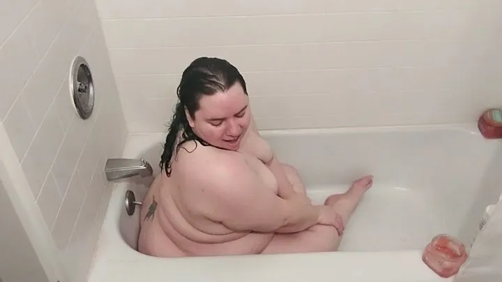 BBW Bathtime and Farting Down the Drain