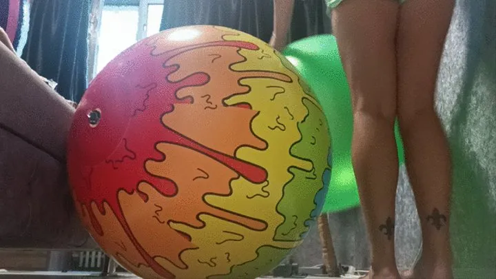 girl play with shosu beachball