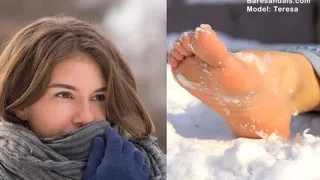 Teresa barefoot in the snow - Video update 12387