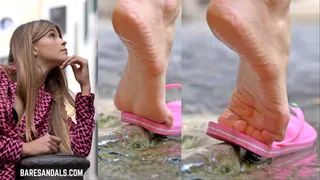 In flip flops and an elegant dress, Nora gets her feet wet in the water - Video update 13184