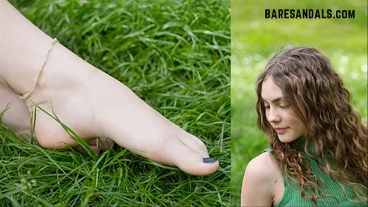 Katja moving barefoot on the grass - Video update 13297