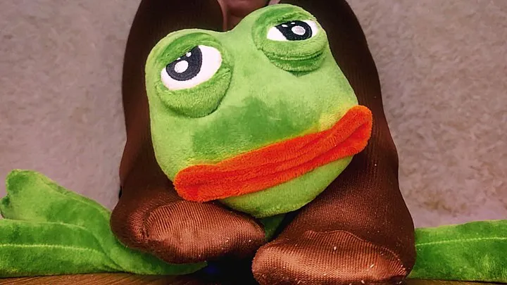 Pepe's Sensual Girlfriend