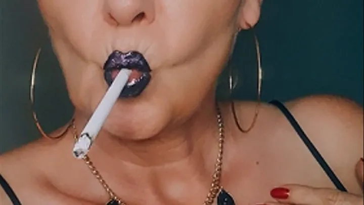 Bouncing MILF boobs smoke of an EVE 120er with many deep OMIs, French inhales, Snap inhales and glossy black lips