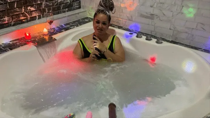 Playing with 3 diferent Dildos, jacuzzi