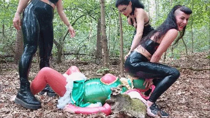 Latex Facesitting in the woods