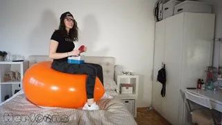 Saskia - BOOM balloon shreds and hard bouncing