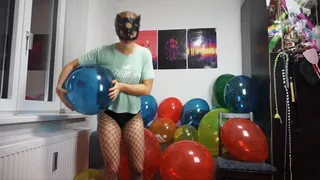 Foxys balloon popping party