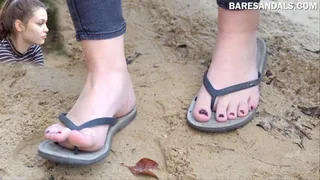 Leina with flip flops and barefoot in the sand - Video update 13435 UD