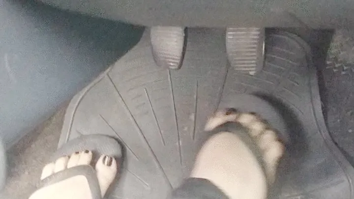 Vanna Revving her Fiat Uno Barefoot [Custom]