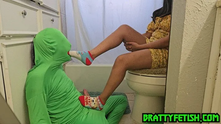 Green man gets a sockjob from asian milf in the bathroom and cum blasts her dirty socks and feet (part 1)