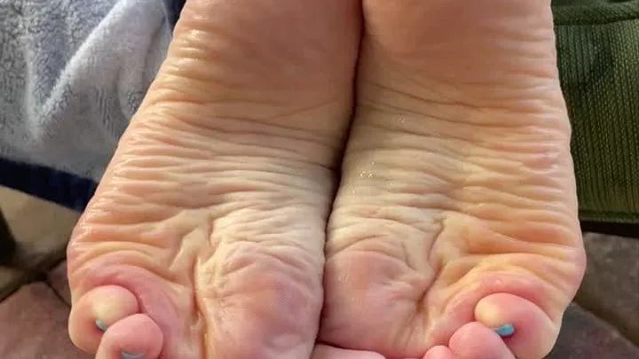 5 minute video from dry to wet, See scintillating soles transform as I scrunch and unscrunch the for you as they get splashed with glistening water