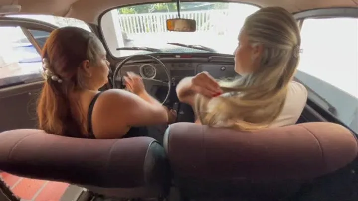 Barbara y Jarlyn take a ride in the Volkswagen beetle