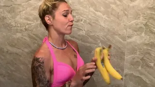 Britain Hart makes a banana smoothie (fruit trample)