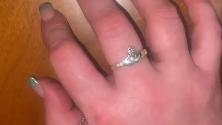 Bbw Nails Tapping