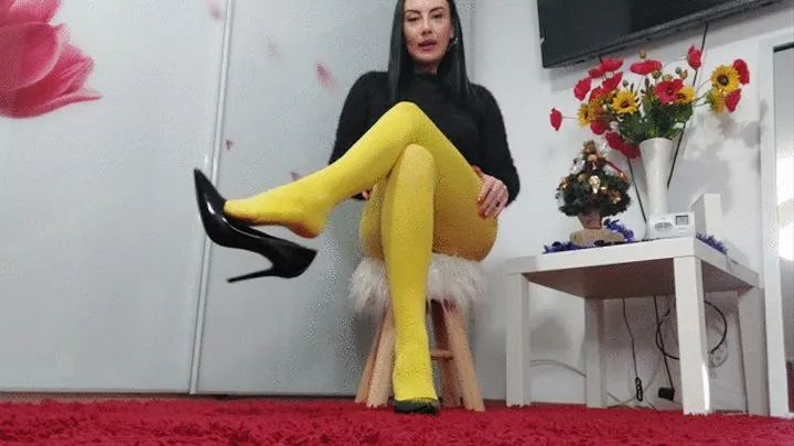 Yellow pantyhose addict