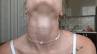 Sexy Blondie's neck!