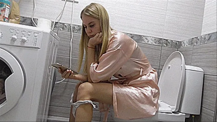 Blondy sexy Toilet Clips!