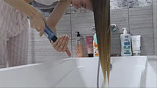 Nud hair washing!