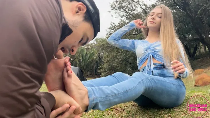 Teenage Sexy Foot Fetish Outdoor!