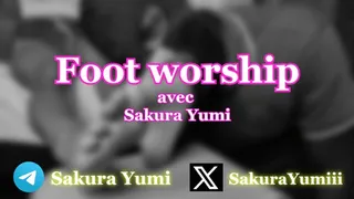 SAKURA YUMI - FOOT WORSHIP #1 : "Elle y prend goût !"