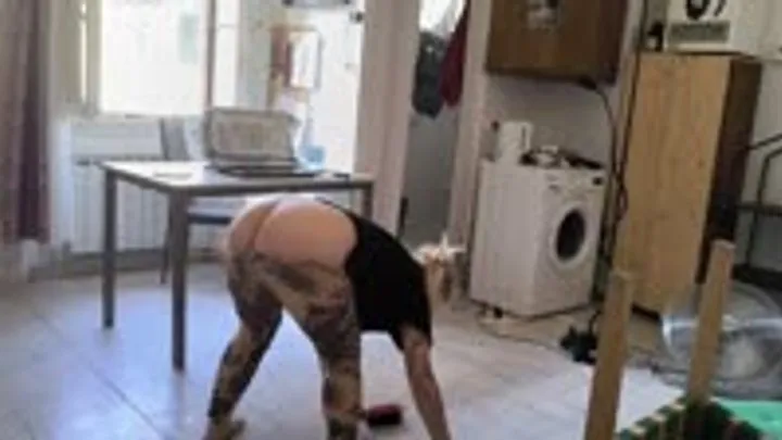 Cleaning with a Buttcrack with yoga pants