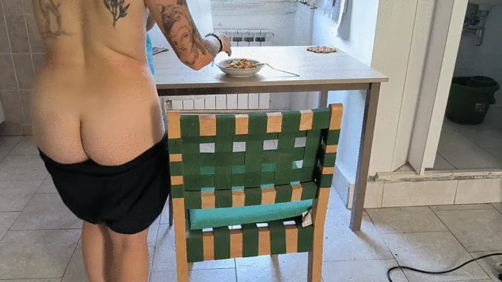 EATING WITH A BUTTCRACK