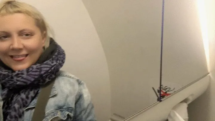 Watch me Peeing on a plane's toilet