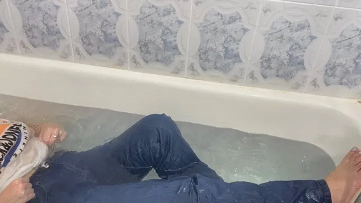 Farting in bathtube with bubbles