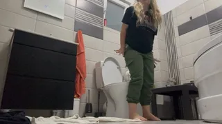 Big ass blonde morning toilet with FARTS'