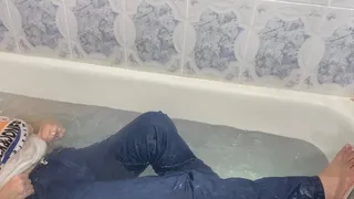 Bathtube farts with bubbles