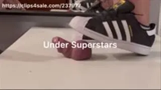 Under Superstars - Ball squeeze Close View