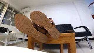MIYA piano stool drying toes 360VR