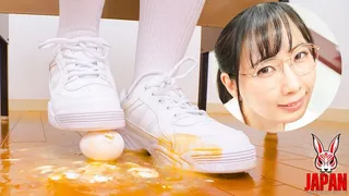 Shoe Food Crush: Yui Nonami Dirties Her White Sneakers- ( )