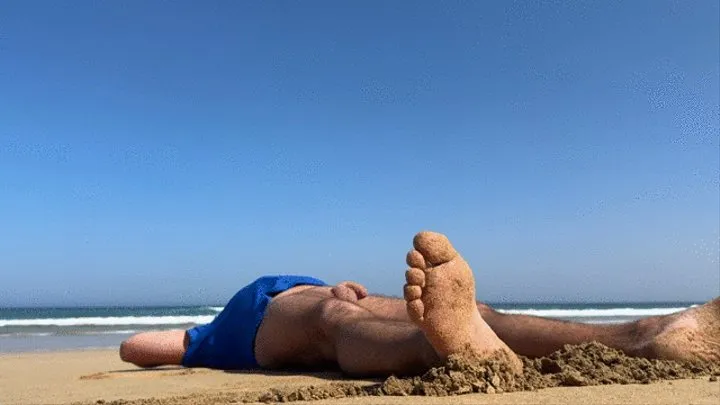 Girl saw naked guy and decides to suck his dick on public beach