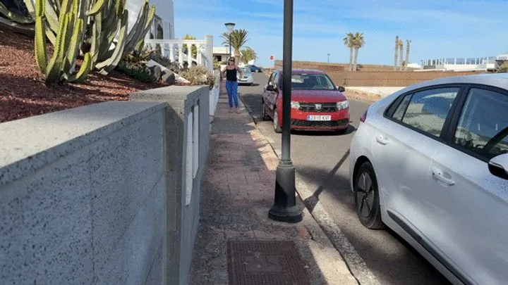 Girl pee in jeans on the public street