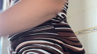 MILF with bubble ass pee in toilet