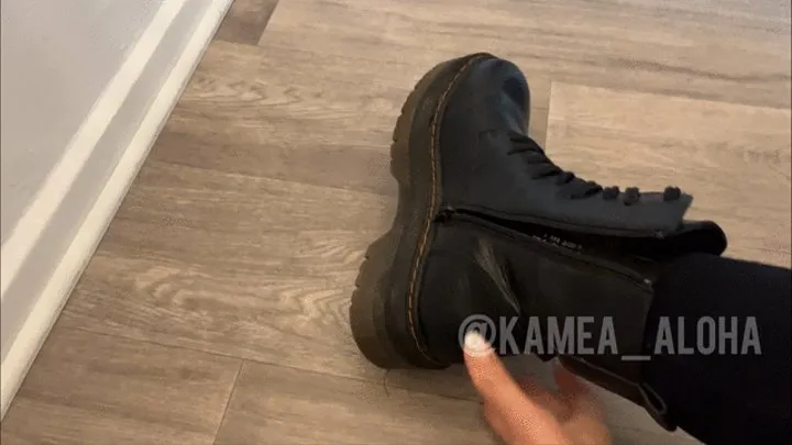 Sweaty feet in boots