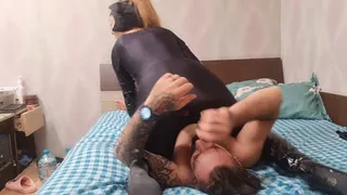 sitting on the crow face, pussy lick