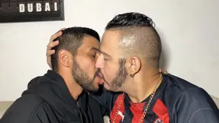 2 NAUGHTY MEN KISSING WITH INTENSITY AND PLEASURE - BY BILLY THOMPSON AND MARIO SOARES - CLIP FULL