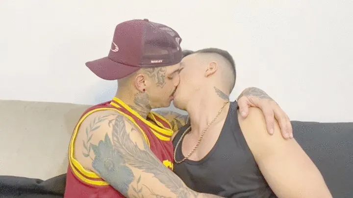 HOT AND WILD KISSES BETWEEN TWO NASTY FRIENDS - BY BRENO DIAS AND LEON DIAS - CLIP 2