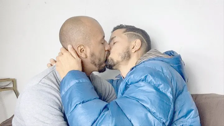 30 MINUTES OF DEEP AND INTENSE KISSES ON THE LIVING ROOM SOFA - BY JAMAL SANGENT AND LEO CARIOCA- CLIP FULL