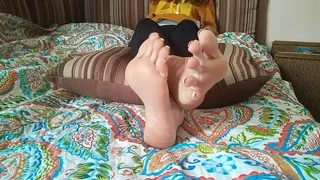 Pretty MILF Shows Feet And Soles