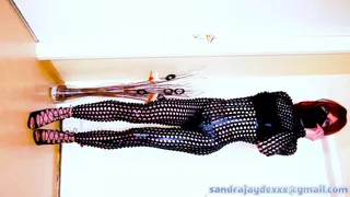 Sandra Jayde 05-03-15 Une salope de rousse en combinaison sexy et bottine à talons aiguilles en cuir