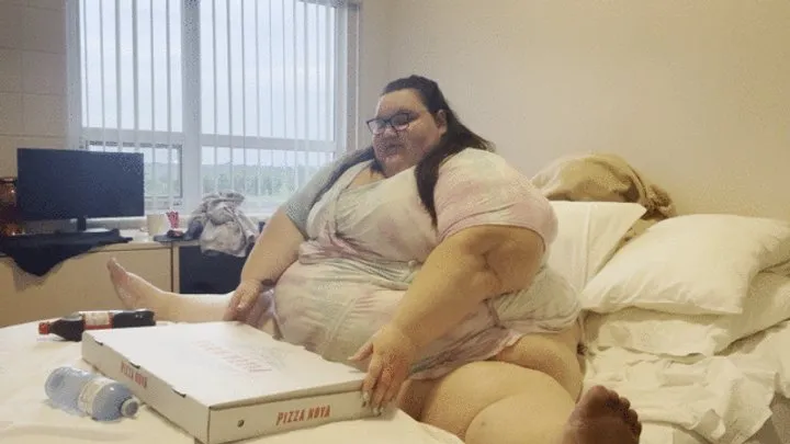 SSBBW vs 28 slice Party Pizza!