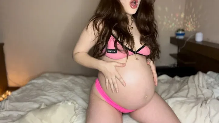 The pregnant babe shows off before going to sleep