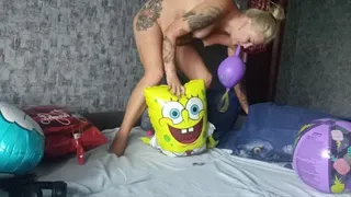 blowing punchballon and sittopop on foil baloons