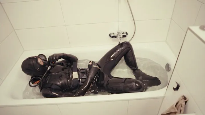 A little scuba self pleasure in the tub