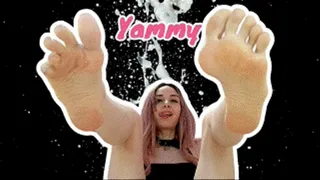25 BIG FEET 8 ( foot fetish, foot virgin, upclose, worship, soles, wrinkled, wiggling, spreading, foot play, cleavage, rubbing, goddess, queen, barefoot, long toes)